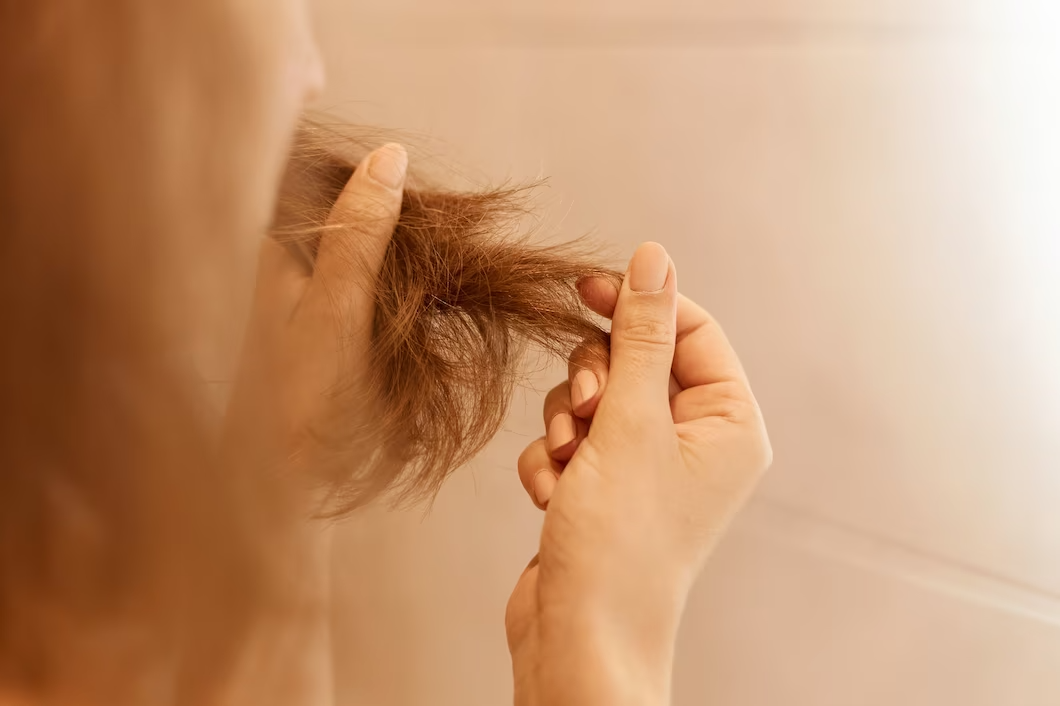 6 nguyên nhân khiến tóc chẻ ngọn gãy rụng và xơ rối 
